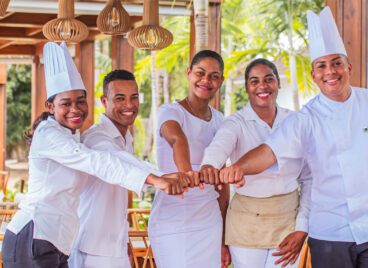 Group of Casa de Campo employees high-five | Great Place to Work